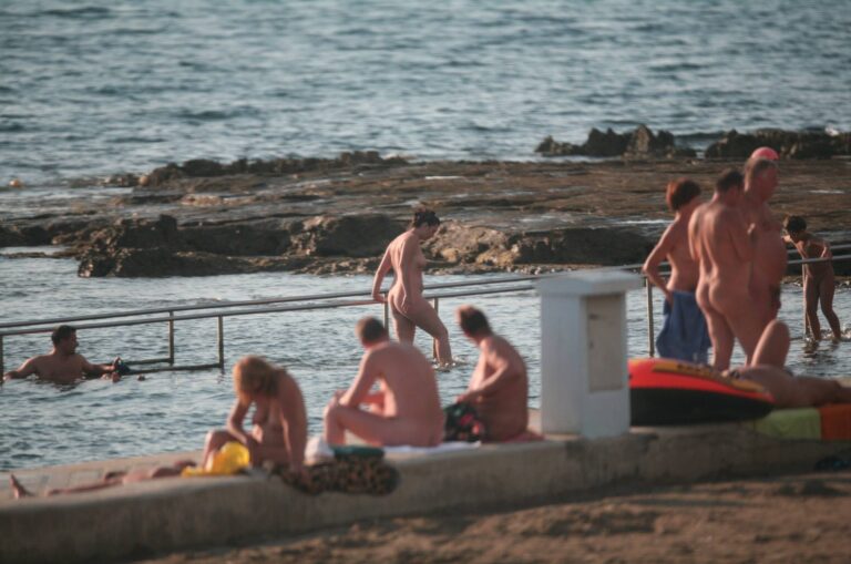 Bares Naturist Beach Slab – Explore the Journey of Purenudism Through Captivating Photos
